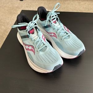 Very lightly worn Saucony Tempus sneakers
